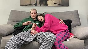 أخوها يضرب عشرة جنبها وتفاجئه بمسكة يد ساخنة في السكن