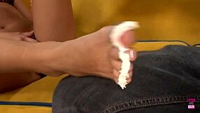 我超爱看这金发美女被玩脚然后狗式猛干！