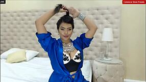 Adela-Rioss, modelo sexy en webcam con acción de tetas y culo.