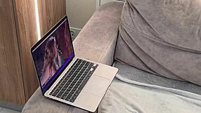 Vau! Gola milf sa velikim sisama masturbira divlje na kauču.