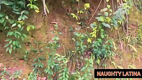 Pelacur desa Afrika bengkok untuk doggystyle mentah di ladang terbuka