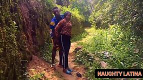 Африканска селска курва навежда се за сурово чукане в догистайл на открити полета.