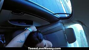 Teenslovemoney - Ada zeigt natürliche Titten für Quickie-Geld im Auto