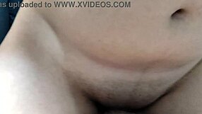 Ова девојка зна како да те натера да свршиш за 5 минута, јаше курац и трља сисе о моје лице