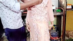 Desi dziewczyna dostaje creampie na cycki od szwagra