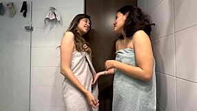 Kocam yemek pişirirken, üvey kız kardeşi beni duşta siliyor