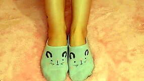 Want to see me massage my rich Latina feet?