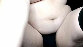 Lihava homo runkkaa ja esittelee isoja tissejä ja perseä anaalipanossa