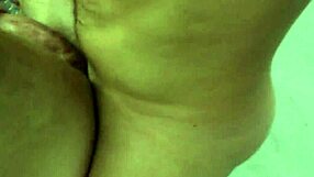 Gay hasiči se ponořují do páry skupinového sexu s drsnou silou