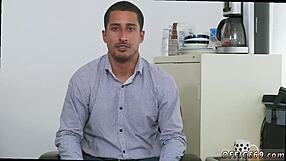 젊은 18+ 남자가 첫 게이 DP로 보너스 벌어