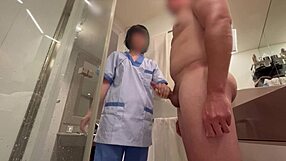 Έχεις δει κοπέλα room service να βοηθάει να τελειώσει με χέρι στο μπάνιο; Σοκαριστικό δημόσιο φλας!