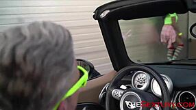 נערה שחרחורת לוהטת קנדי רוקדת לפני שמזדיינת חזק עם זין צעיר