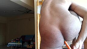 لعب بالجزرة يتحول إلى عمل مؤخرة مجنون لمتعة منفردة