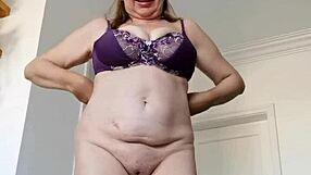 거인 할머니 마라이올드가 큰 가슴과 면도 보지로 작은 의붓손자 유혹