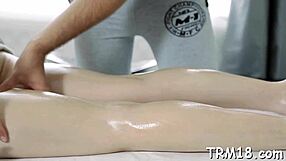 Сырое долбление скользкой восточной киски во время нуру массажа.