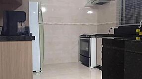 повиквах електротехника да оправи лампата в кухнята и му платих с секс, хареса ли му?