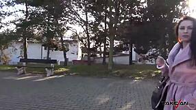 Hej cizinče, potřebuješ svezení? Nech mě nasednout do tvýho vanu a prásknout mou kundu tvrdě!