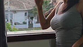 Wow! Man verkloot het gazon maaien, ik glipte een vluggertje met zijn vrouw!