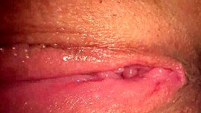 真实辣妹近距离展示火辣私处玩弄