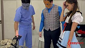 Gia Page podáva pivo z riti pred análovým búchaním