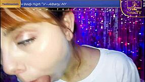 מציצה ברמה נמוכה מסתיימת עם זרע על כל הפנים שלה