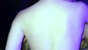 Sexo A Três Na Área De Fumantes Da Balada