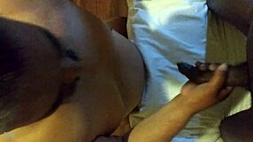 شيميل سوداء تمص قضيب كبير في مشهد ليزبي، أكشن قضيب وحش مع شفط