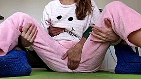 Доведен брат дразни малките цици на 18-годишна доведена сестра до възбуден оргазъм