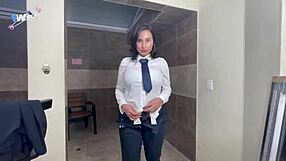 Mi abogada me ayuda con mi caso y yo le hago anal en publico.