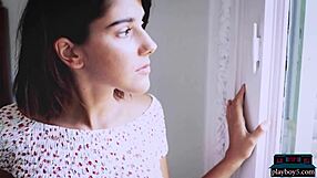 Прекрасна руска милфа Яна Бубу се съблича в софткор соло