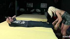 matka odstraňuje panenství synovu mladému 18+ kamarádovi na 18. narozeniny?