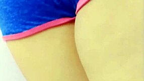 jovencita se desnuda mientras hace la limpieza y el depravado se aprovecha de su inocencia real casero