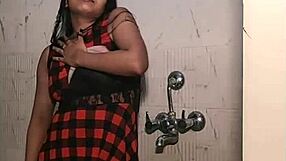 Indisk teenager 18+ stripper nøgen på badeværelset, viser stram våd fisse solo