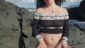 Сексуальная девушка поймана за писаньем на улицах для дикой волосатой компиляции