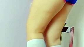 jovencita se desnuda mientras hace la limpieza y el depravado se aprovecha de su inocencia real casero