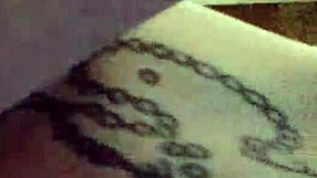 Que foda gostosa with sexy latina's tattooed ass up close