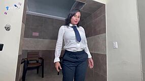 Mi abogada me ayuda con mi caso y yo le hago anal en publico.