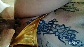 Que foda gostosa with sexy latina's tattooed ass up close