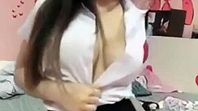 Vi uma aluna cambojana tirar tudo