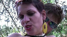 فرنسية سمراء ببكيني تتناك من 3 شباب في حفلة حديقة جامحة