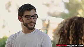 ブロンドマッサージ嬢が若い18歳以上の男の巨大チンポを屋外で騎乗