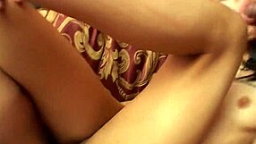 Tipo indiano convince la zia a unirsi a un casting porno piccante