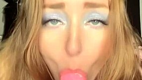 Zoufalá kurva touží po ptákovi s mokrou hrou na kundu