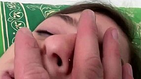 アマチュアのイタリアンベイブが自宅でウェブカムでオモチャで遊ぶ