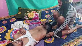 देसी हॉट गर्लफ्रेंड पोपी खातून ने बॉयफ्रेंड हनीफ के साथ घर पर चुदाई की। सेक्सी वेडिंग वाइब्स?