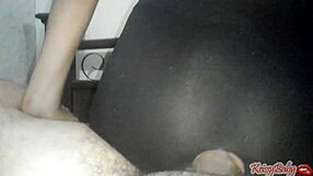 Esta vez mi suegro me coge por detrás mientras mi esposo trabaja.