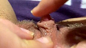 דגדגן ענק מלטף עד אורגזמה מפזרת בקלוז-אפ HD