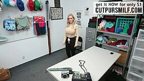 Blonde Casca Akashova Betrapt op Stelen, Winkelier Wil dat Ze Uitkleedt voor Grote Kont en Tieten