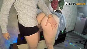 Le mec kiffe dominer et défoncer une beauté à queue de cheval dans son cul serré.