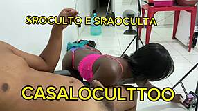 Genç çift vahşi grup flaşlama eğlencesine dalar